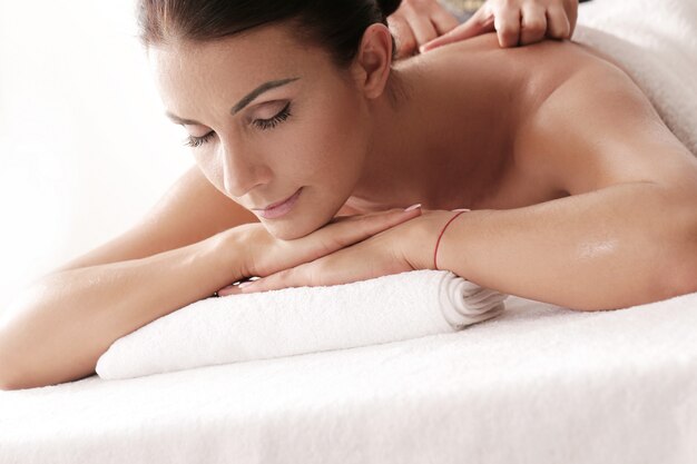 Mujer que recibe un masaje relajante en el spa