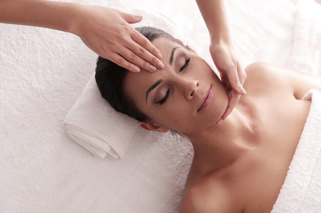 Mujer que recibe un masaje relajante en el spa