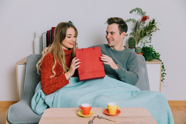 Mujer que recibe el regalo del hombre