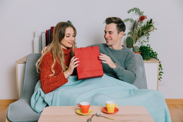 Mujer que recibe el regalo del hombre