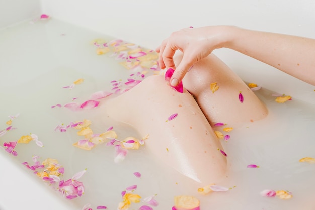 Foto gratuita mujer que se relaja en baño con las flores