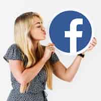 Foto gratuita mujer que sopla un beso a un icono de facebook