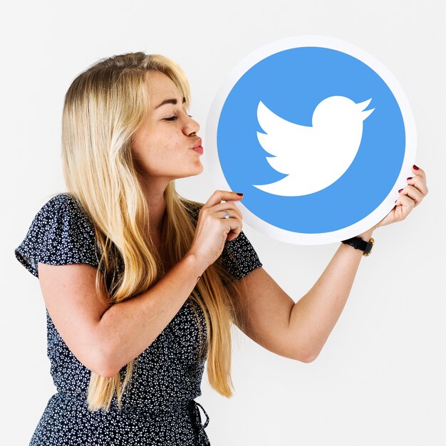 Mujer que sopla un beso a un icono de Twitter