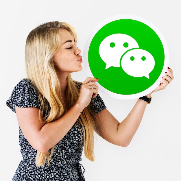 Mujer que sopla un beso a un icono de WeChat