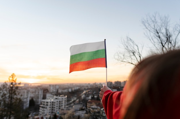 Foto gratuita mujer que sostiene la bandera búlgara al aire libre