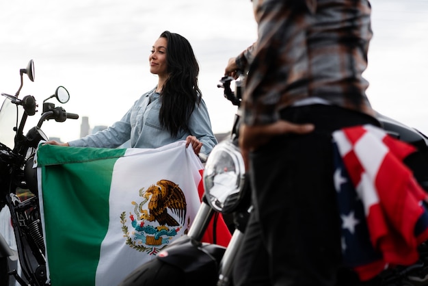 Mujer que sostiene la bandera mexicana en la calle