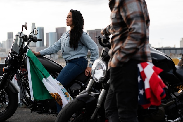 Mujer que sostiene la bandera mexicana en la calle