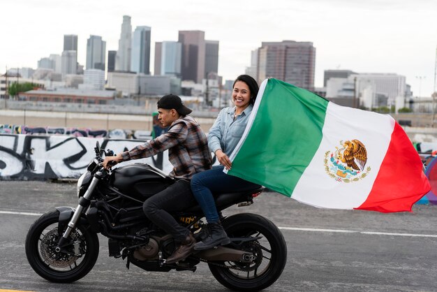 Mujer que sostiene la bandera mexicana en la calle