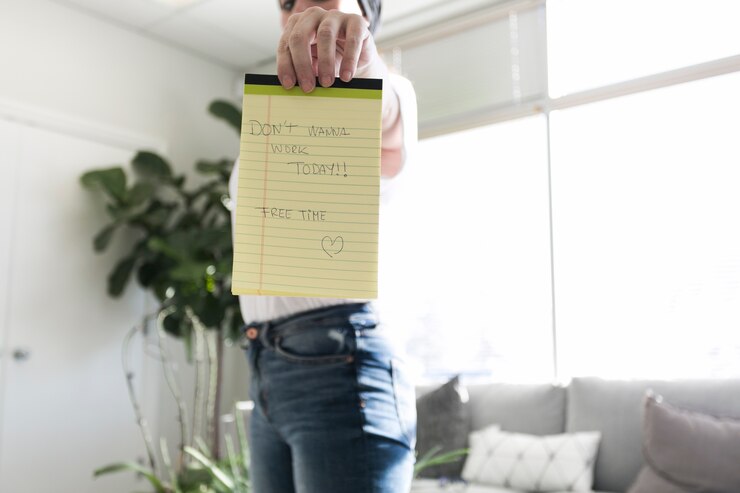 Foto gratuito mujer que sostiene el bloc de notas no dispuesto a trabajar