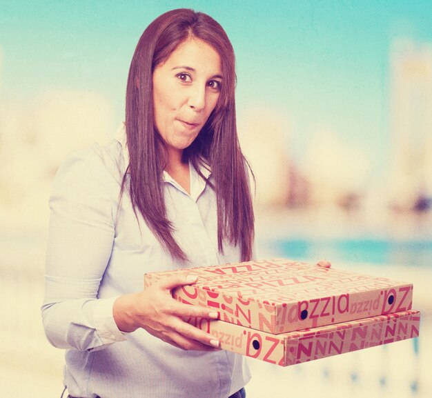 mujer que sostiene las cajas de pizza