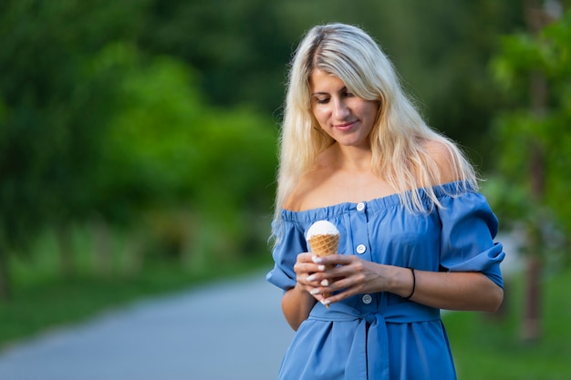 Mujer que sostiene el cono de helado