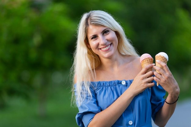 Mujer que sostiene conos de helado