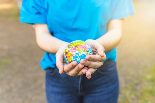 Mujer que sostiene el globo en las manos