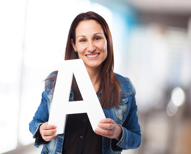 mujer que sostiene la letra A