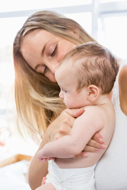 Mujer que sostiene a su bebé