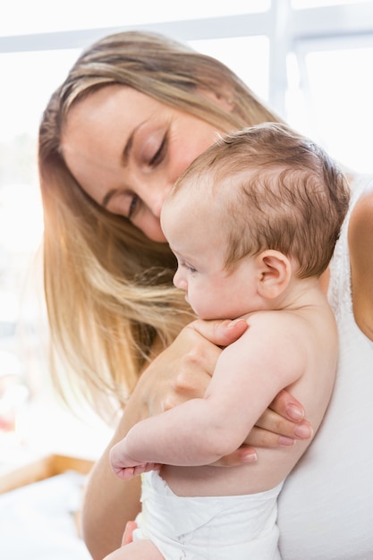 Mujer que sostiene a su bebé