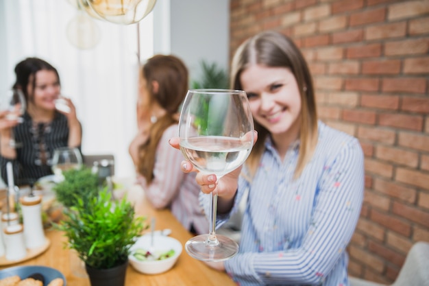 Mujer que sostiene el vidrio con vino