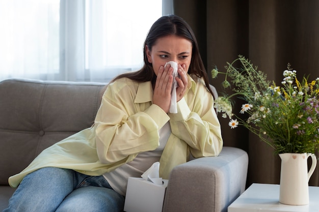 Mujer que sufre de alergia a las flores