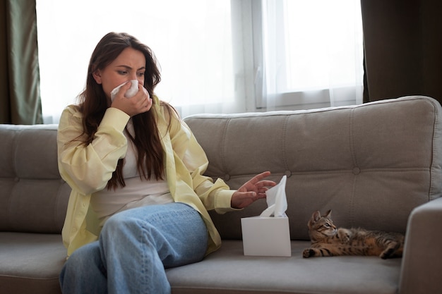 Foto gratuita mujer que sufre de alergia a las mascotas