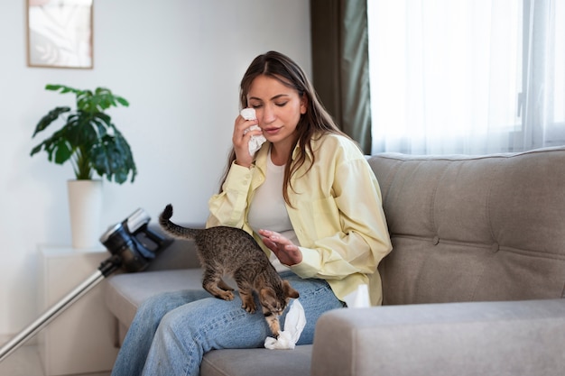 Mujer que sufre de alergia a las mascotas