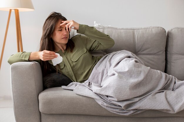 Mujer que sufre de alergia tiro completo