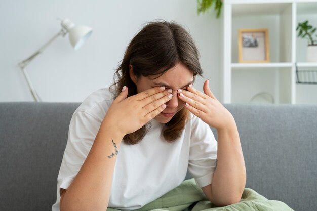 Mujer que sufre de alergia tiro medio