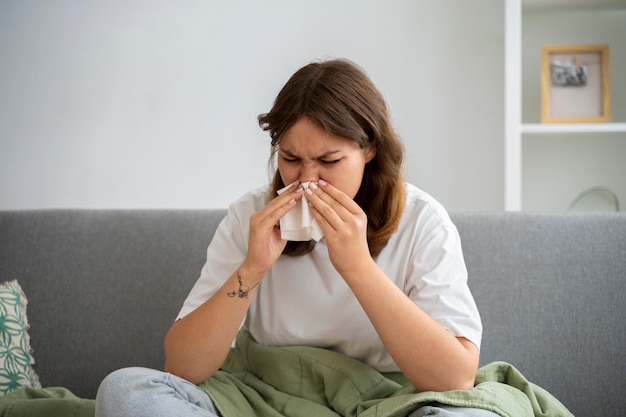 Mujer que sufre de alergia vista frontal