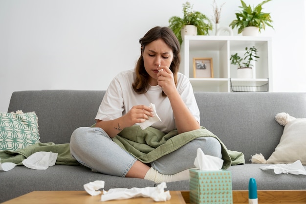 Foto gratuita mujer que sufre de alergia vista frontal