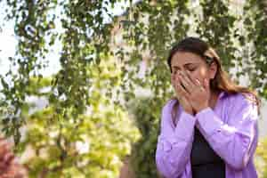 Foto gratuita mujer que sufre de alergias afuera