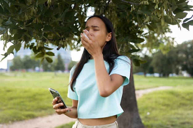 Mujer que sufre de alergias tiro medio