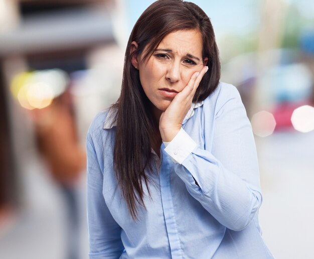 mujer que sufre un dolor de muelas