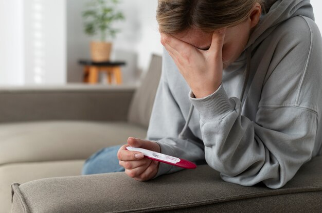 Mujer que sufre de infertilidad