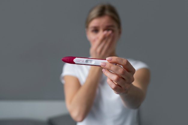 Foto gratuita mujer que sufre de infertilidad