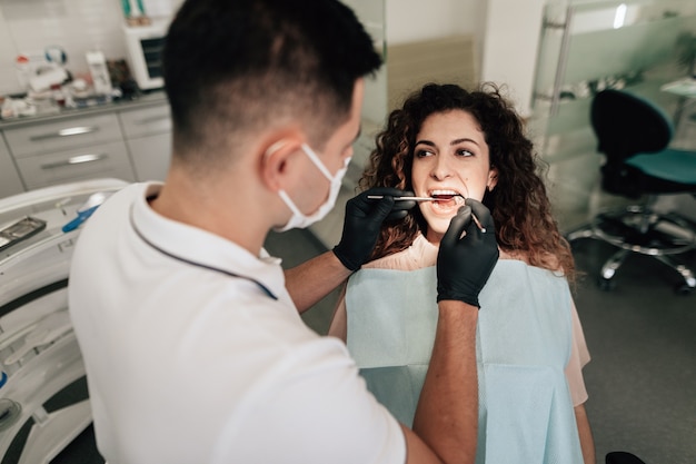 Mujer que tiene un chequeo de dentista