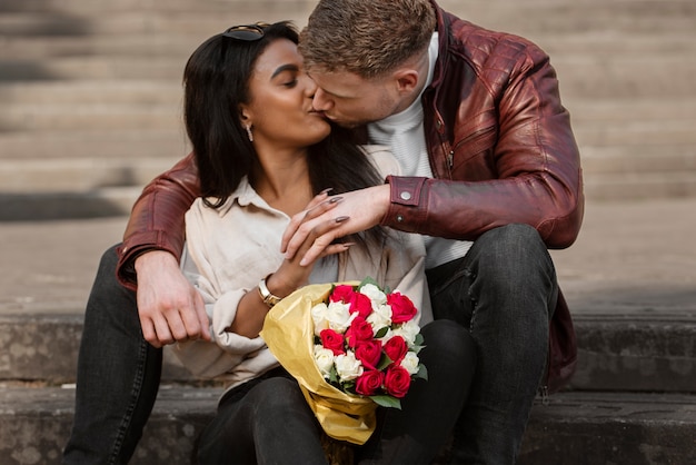 Foto gratuita mujer que tiene una cita con su novio en el día de san valentín