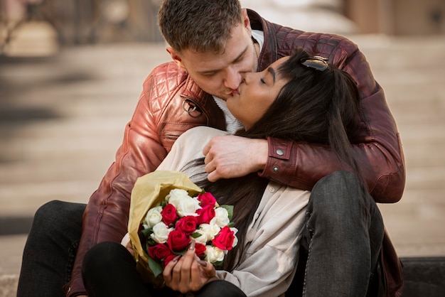 Mujer que tiene una cita con su novio en el día de San Valentín