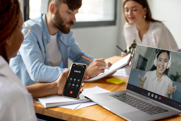 Mujer que tiene una llamada de negocios en su teléfono inteligente