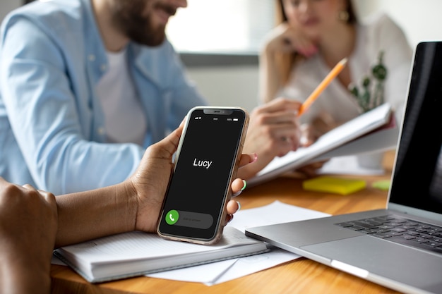 Mujer que tiene una llamada de negocios en su teléfono inteligente