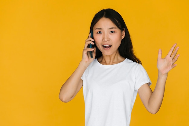 Mujer que tiene una pelea en el teléfono