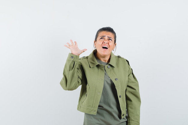 Mujer que tiene problemas de audición en chaqueta, camiseta y parece confundida