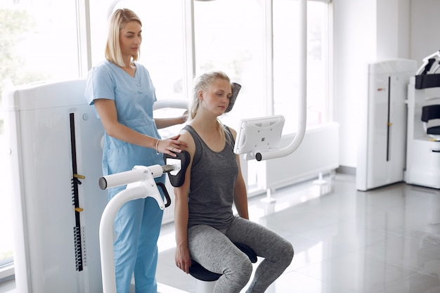 Foto gratuita mujer que tiene rehabilitación después de una lesión en la sala de fisioterapia