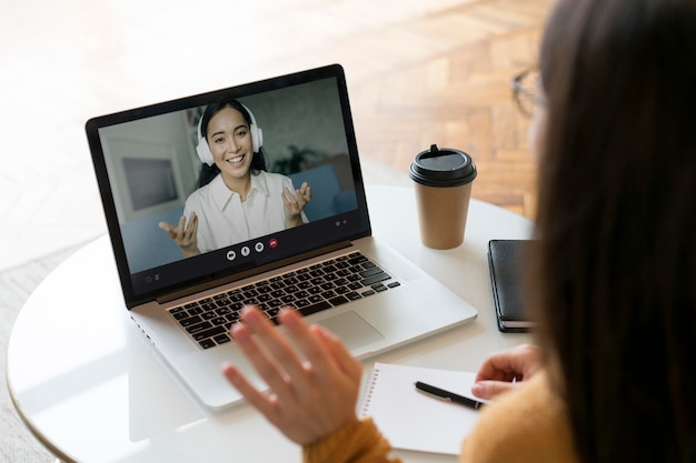 Mujer que tiene una reunión de negocios en línea