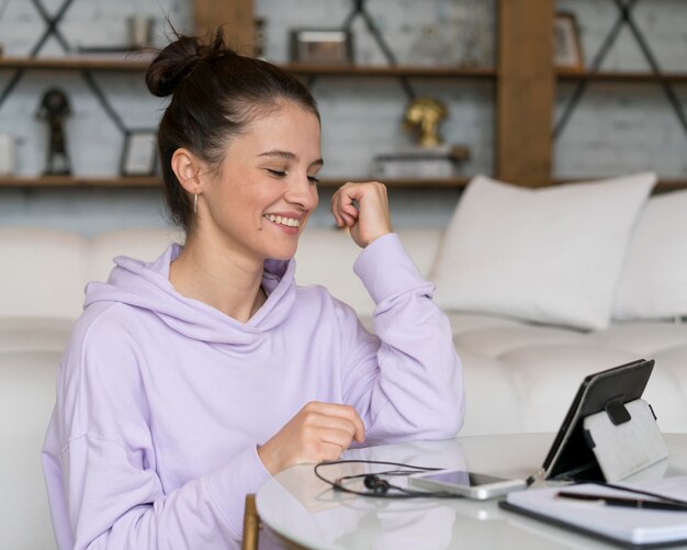 Mujer que tiene una videollamada en casa