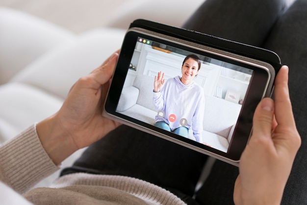 Mujer que tiene una videollamada en su tableta