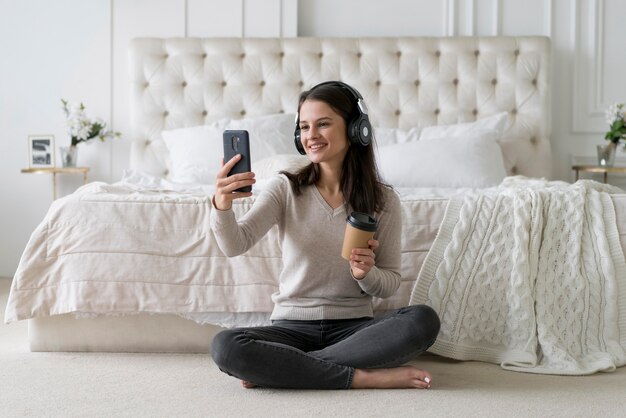 Mujer que tiene una videollamada en su teléfono