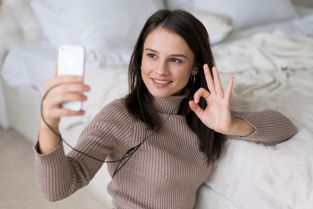 Mujer que tiene una videollamada en su teléfono