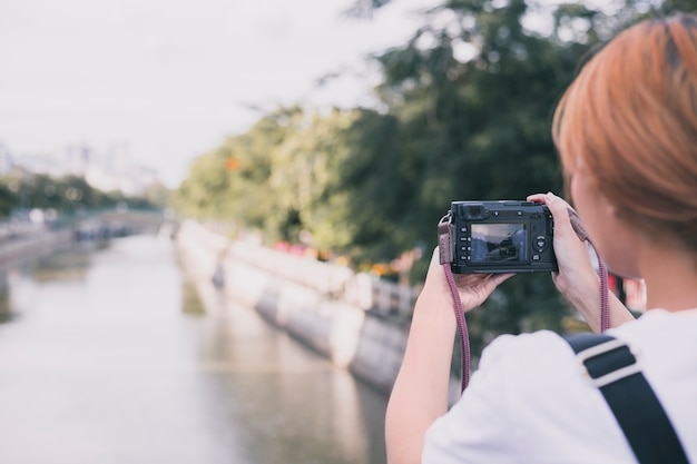 Foto gratuita mujer que toma la imagen del paisaje urbano