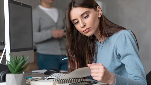 Mujer que trabaja en el campo de los medios de comunicación con computadora personal