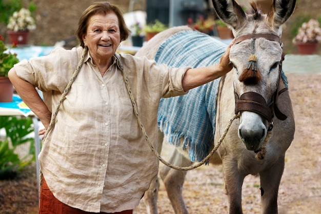 Foto gratuita mujer que trabaja en el campo