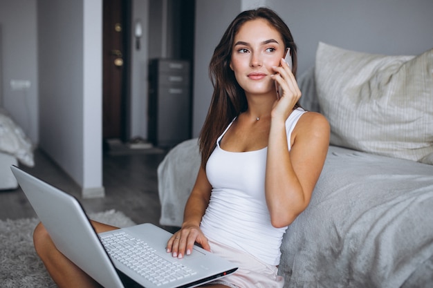 Mujer que trabaja a casa en una computadora